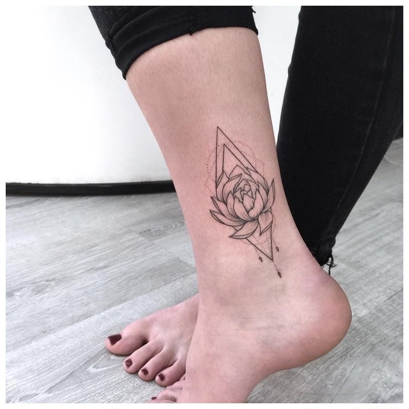 Ethnic ankle flower