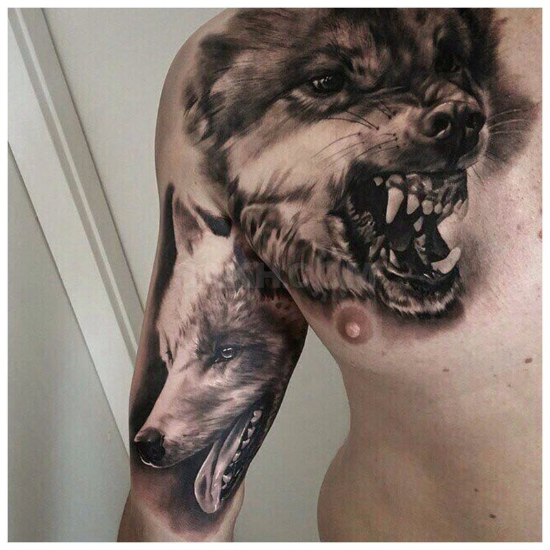 Grin of the wolf - tattoo on the shoulder