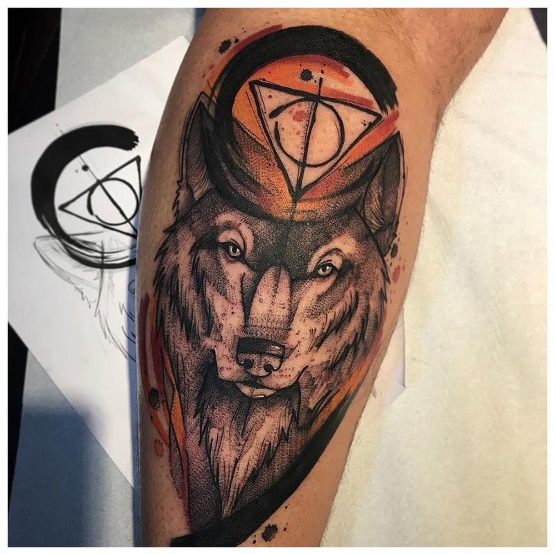 Original tattoo of a wolf on a man’s leg