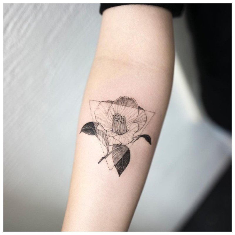 Minimalistic flower with a triangle