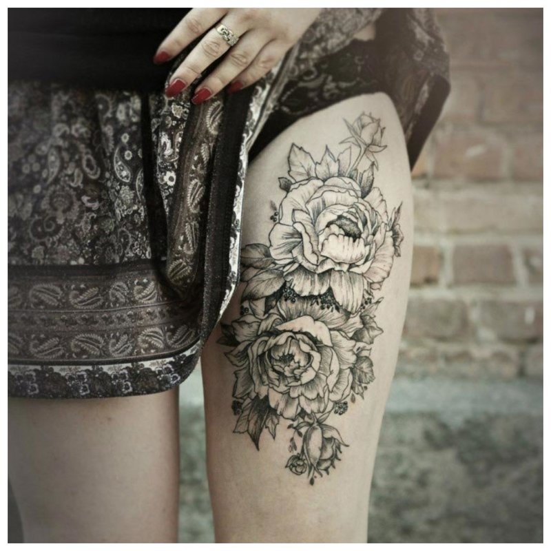 Contour roses on the hip