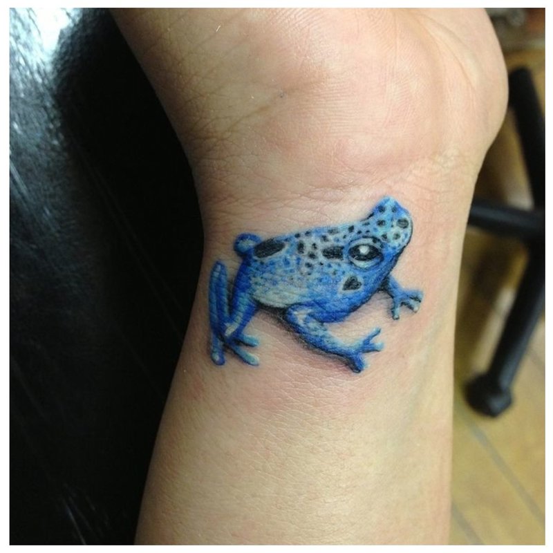 Frog 3D - tattoo on the wrist