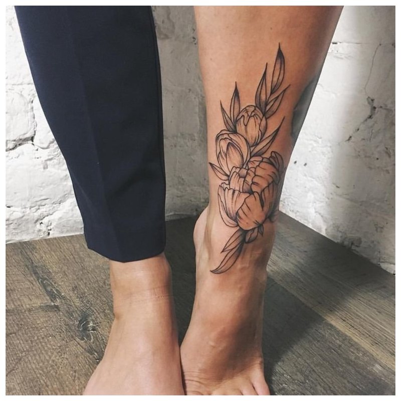 Contour floral tattoo on the lower leg