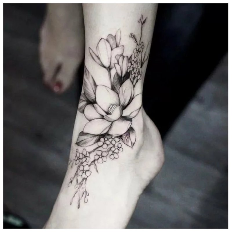 Contour tattoo with flowers.