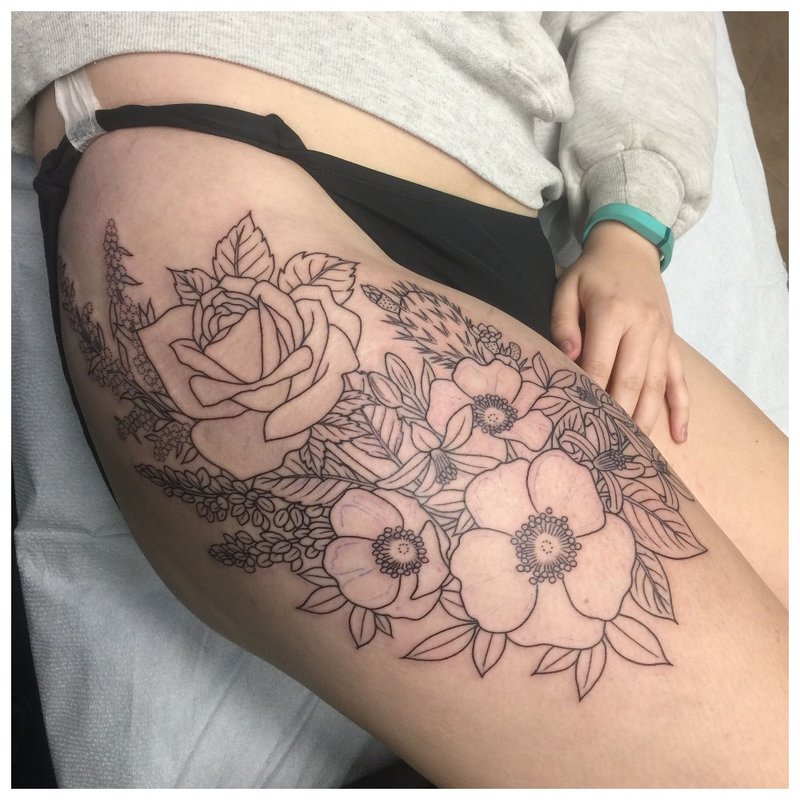 Volumetric tattoo on the hip of a girl