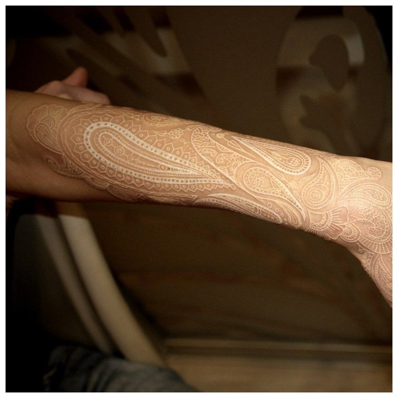 White mehendi tattoo