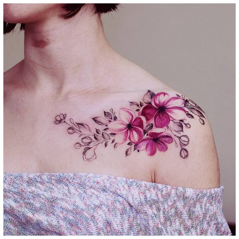 Color tattoo on the collarbone and shoulder