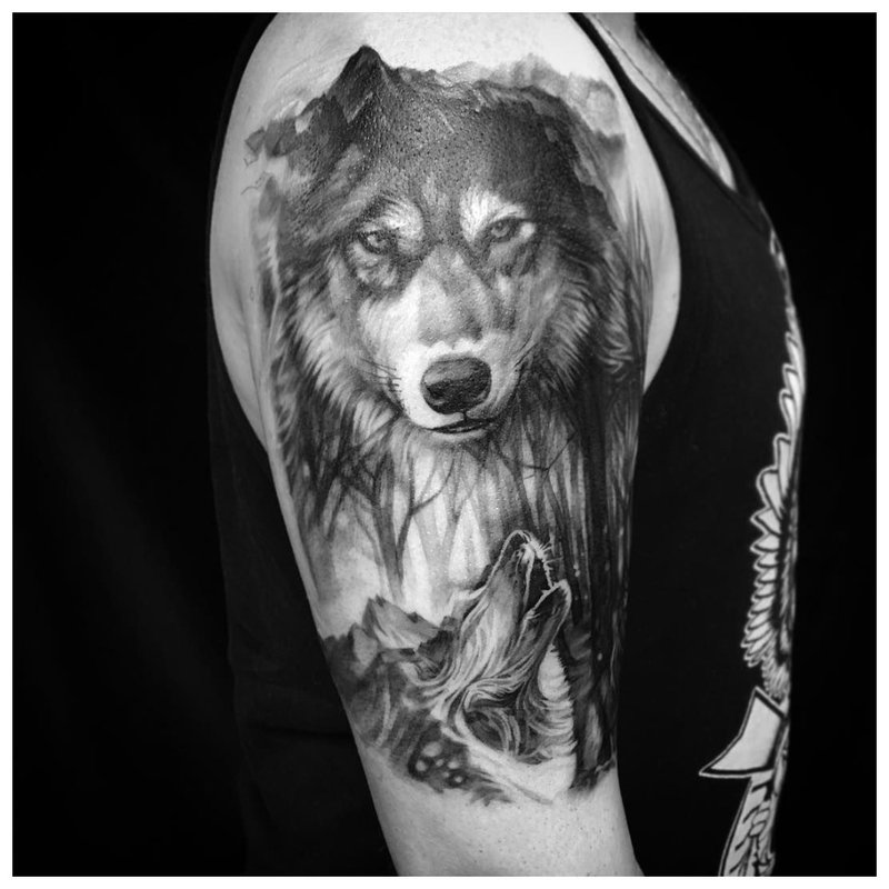 Wolf in black - tattoo on the shoulder