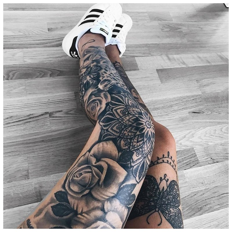 Tattoo on the whole leg with roses