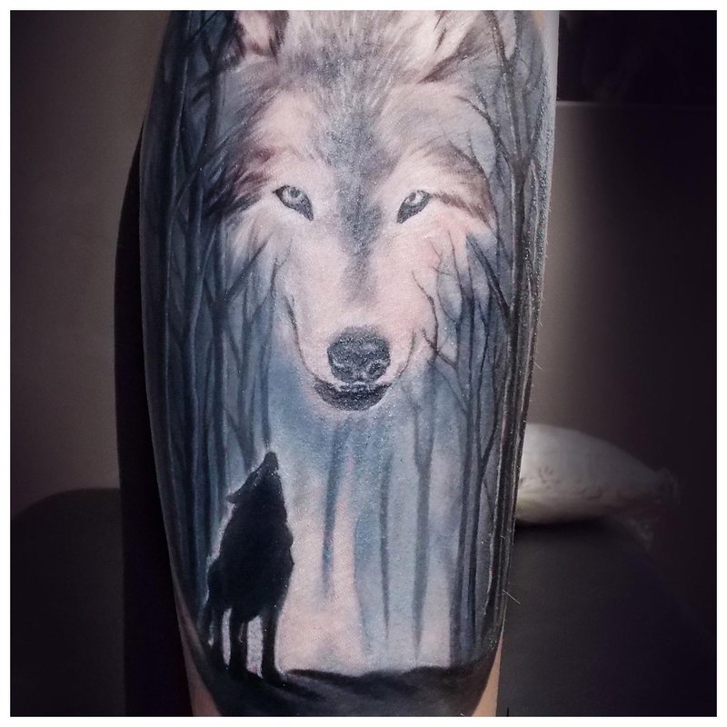 Tattoo of a wolf on a man’s calf