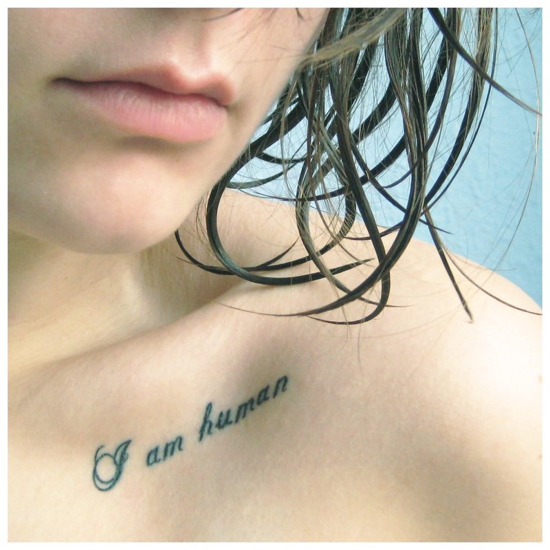 The inscription on the shoulder of the tattoo