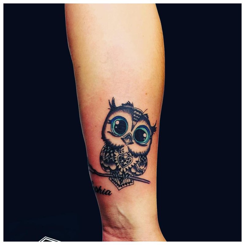 3D owl - tattoo on the wrist of a girl