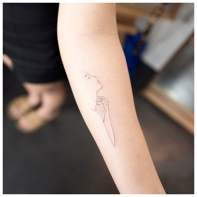 Minimalist contour tattoo