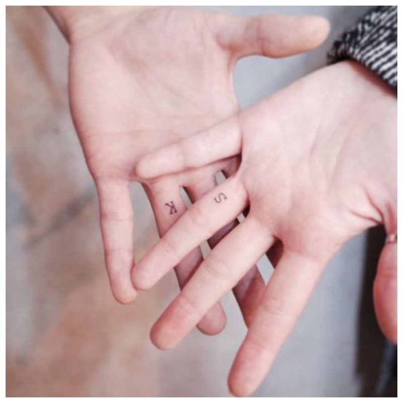 Tattoo on the fingers of lovers