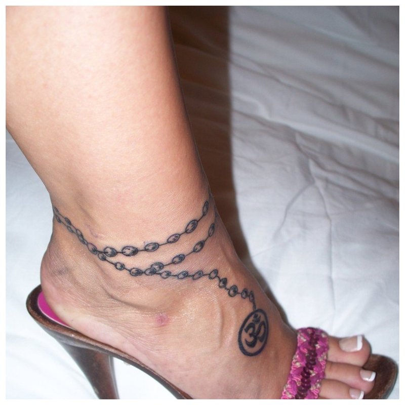 Double chain with a pendant on the leg