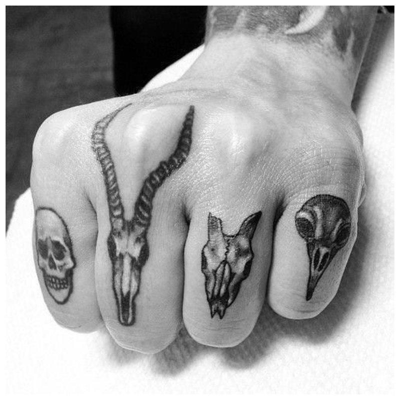 Small finger tattoos