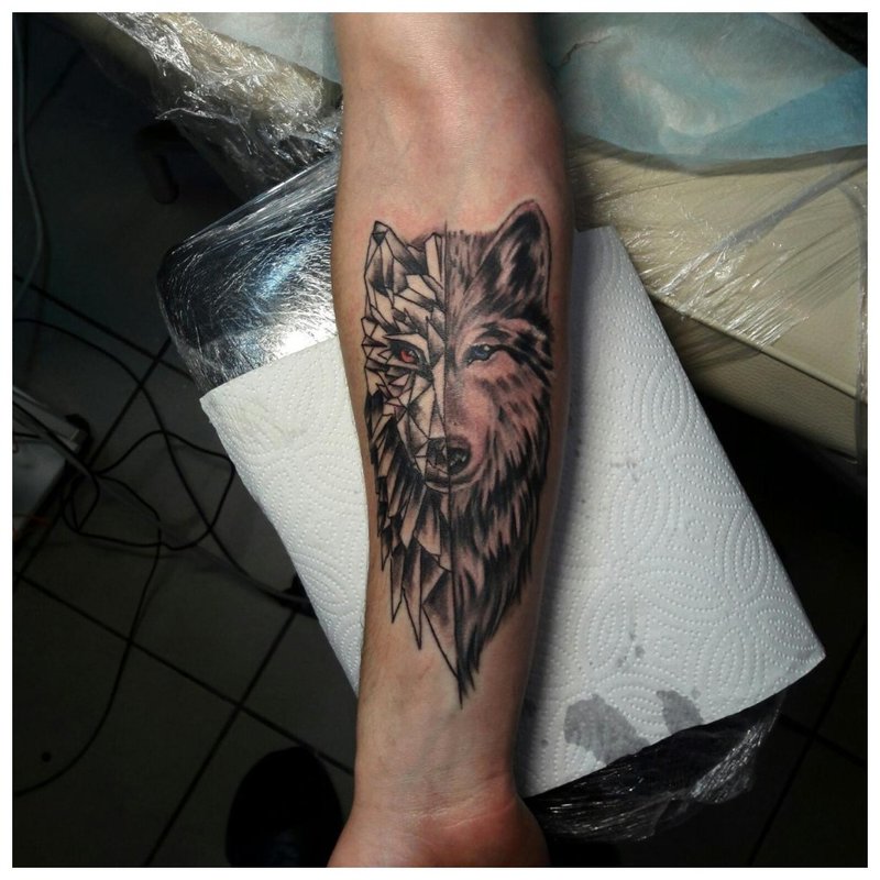 Original tattoo of a wolf on a man’s arm