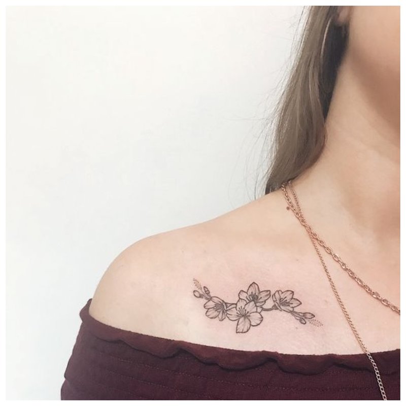 Gentle collarbone tattoo