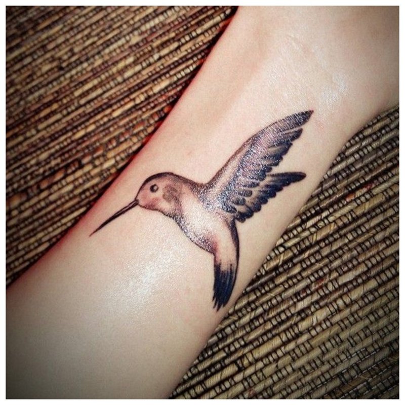 Little bird - tattoo on the wrist of a girl