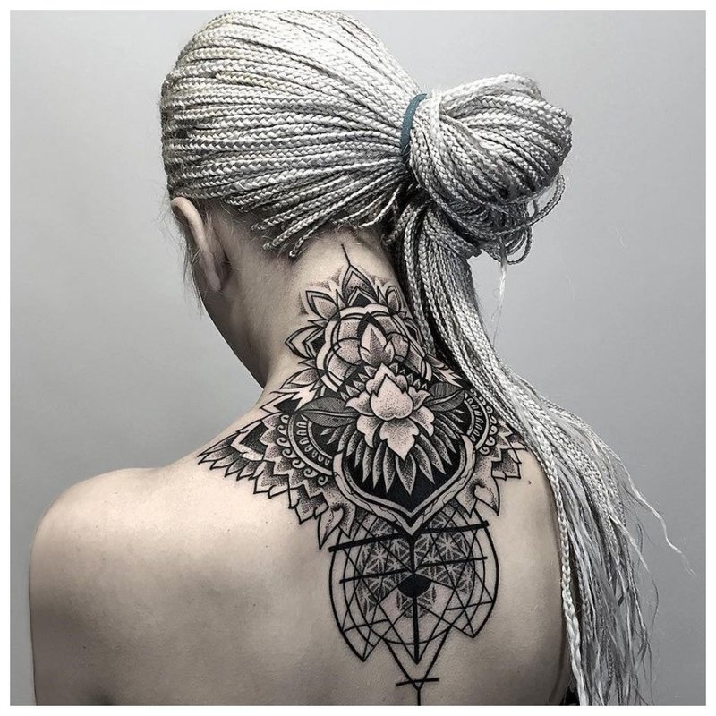 Large tattoo on the girl’s neck