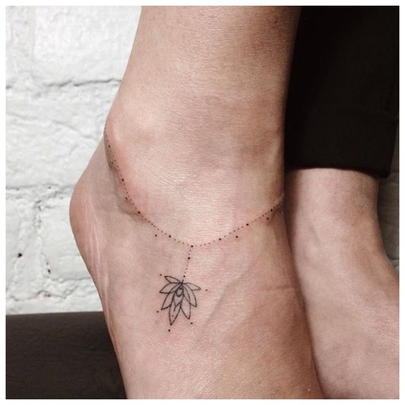 Delicate ankle chain