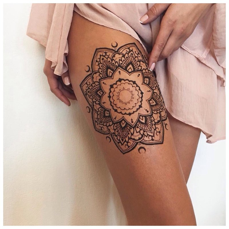 Mehendi circle on hip