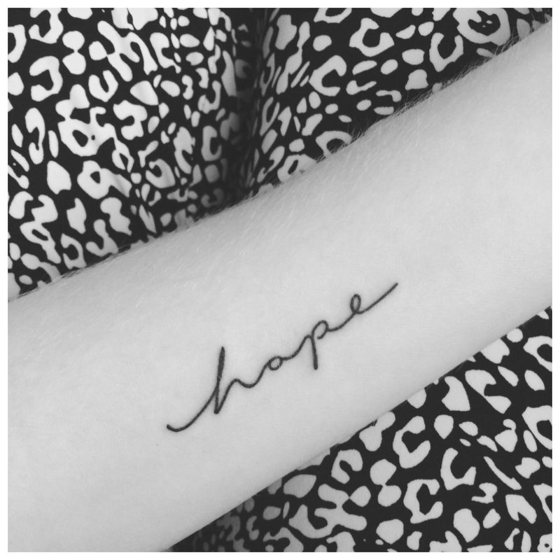 Mini tattoo-inscription Hope